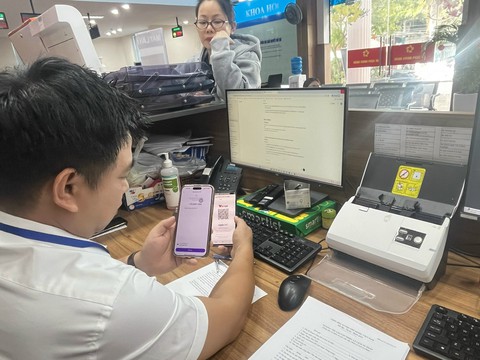 Thanh toán không tiền mặt trong dịch vụ công: Hạn chế 'tiêu cực' giữa cán bộ và người dân - Ảnh 1. tiền mặt - Ảnh 1.