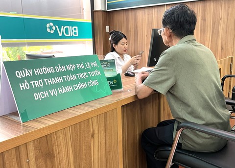 Thanh toán không tiền mặt trong dịch vụ công: Hạn chế 'tiêu cực' giữa cán bộ và người dân - Ảnh 2. tiền mặt - Ảnh 2.