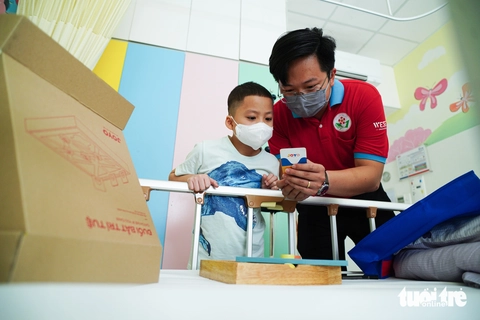 Bệnh nhi ung thư háo hức nhận quà Tết Thiếu nhi sớm - Ảnh 7. Bệnh nhi ung thư háo hức nhận đúng món quà mong ước dịp Tết Thiếu nhi - Ảnh 8.