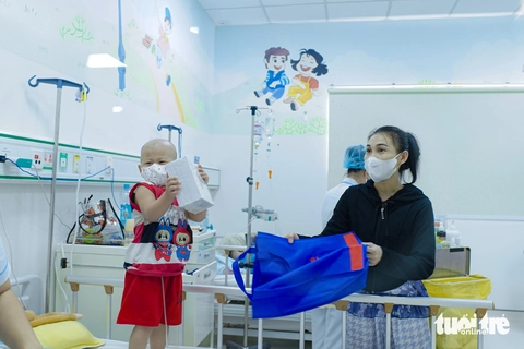 Bệnh nhi ung thư háo hức nhận quà Tết Thiếu nhi sớm - Ảnh 8. Bệnh nhi ung thư háo hức nhận đúng món quà mong ước dịp Tết Thiếu nhi - Ảnh 9.