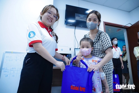 Bệnh nhi ung thư háo hức nhận quà Tết Thiếu nhi sớm - Ảnh 10. Bệnh nhi ung thư háo hức nhận đúng món quà mong ước dịp Tết Thiếu nhi - Ảnh 11.
