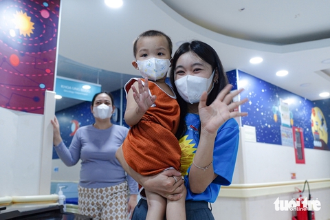 Bệnh nhi ung thư háo hức nhận quà Tết Thiếu nhi sớm - Ảnh 12. Bệnh nhi ung thư háo hức nhận đúng món quà mong ước dịp Tết Thiếu nhi - Ảnh 13.