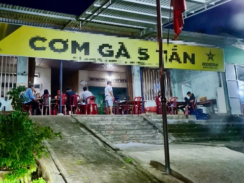 Vụ chủ quán cơm gà ở Bình Định cầm ghế đánh khách: Kết quả xác minh ban đầu của công an - Ảnh 1.