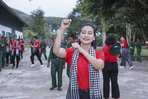 Thiêng liêng lễ chào cờ ở cột cờ cửa khẩu Bờ Y - Ảnh 7. lễ chào cờ - Ảnh 7.
