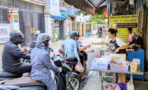 Bánh mì bột lọc Mụ Ý nóng hổi, đẫm xốt, đậm hương vị Huế giữa lòng Sài Gòn - Ảnh 4. bánh mì bột lọc - Ảnh 4.