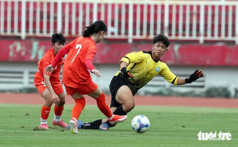 Tuyển U19 nữ Việt Nam thắng đậm đội bóng nam - Ảnh 2.