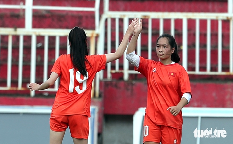 Tuyển U19 nữ Việt Nam thắng đậm đội bóng nam - Ảnh 6.