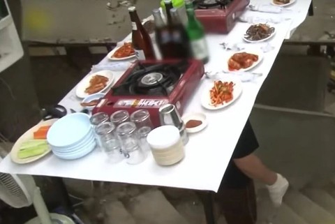Hút khách 'khủng' nhờ chiêu... đội bàn lên đầu - Ảnh 2.
