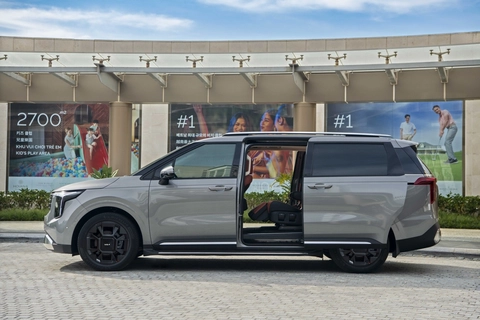 Có BMW, Mercedes vẫn mua Kia Carnival Hybrid, chủ xe chia sẻ: 'Đi sướng nhưng không thực sự tiết kiệm xăng, cách âm ngang X5'- Ảnh 2. Mua Kia Carnival Hybrid dù đã có BMW, Mercedes, chủ xe đánh giá lái sướng, cách âm ngang X5 - Ảnh 2.