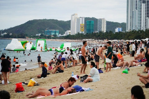 Nha Trang tổ chức ngày hội toàn dân tắm biển dịp Tết Đoan Ngọ - Ảnh 1. Nha Trang - Ảnh 1.