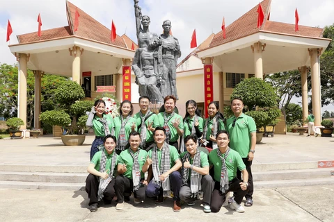 Nghệ sĩ TP.HCM tưởng nhớ anh hùng liệt sĩ tại ngục Kon Tum, nhà lao Pleiku - Ảnh 6. Nghệ sĩ TP.HCM tưởng nhớ anh hùng liệt sĩ tại ngục Kon Tum, nhà lao Pleiku - Ảnh 3.