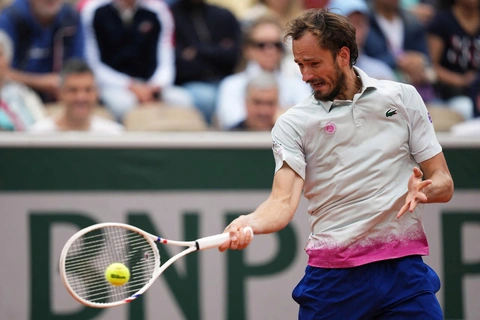 Djokovic thắng dễ, Medvedev bị loại sốc ở vòng 1 Roland Garros - Ảnh 2.