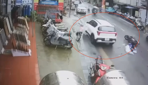 Ô tô tông vào ba xe máy ở Sa Pa, một cháu bé tử vong - Ảnh 1.