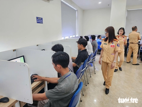 Từ tháng 6-2025, TP.HCM 'tăng tốc' giải quyết 120.000 hồ sơ sát hạch tồn đọng - Ảnh 1.