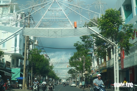 Lóa mắt vì đèn LED bủa vây trong thành phố cây xanh Trà Vinh - Ảnh 4.