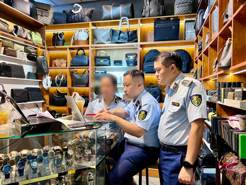 Bảo vệ 'báo động', tiểu thương Saigon Square lập tức đóng sạp để né kiểm tra - Ảnh 5.