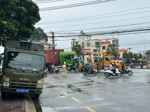 Xe khách giường nằm va chạm với xe container trên quốc lộ 13, 5 người bị thương - Ảnh 2. quốc lộ 13 - Ảnh 2.