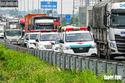 Dòng xe gần 7km ùn ùn vào Hà Nội dù chưa hết nghỉ lễ, đi từ giữa trưa cũng không thoát tắc đường - Ảnh 10.