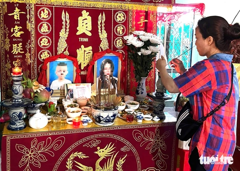 Rơi nước mắt hình ảnh giấy khen bé ngoan, bình sữa cạnh di ảnh của hai mẹ con ở Khánh Hòa - Ảnh 1. Nha Trang - Ảnh 1.