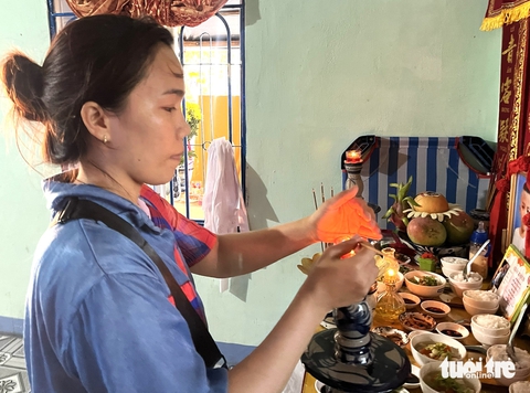 Rơi nước mắt hình ảnh giấy khen bé ngoan, bình sữa cạnh di ảnh của hai mẹ con ở Khánh Hòa - Ảnh 2. Vụ 3 thi thể trong căn nhà ở Nha Trang: Nỗi đau đớn, tiếc thương ngập tràn xóm nhỏ - Ảnh 2.