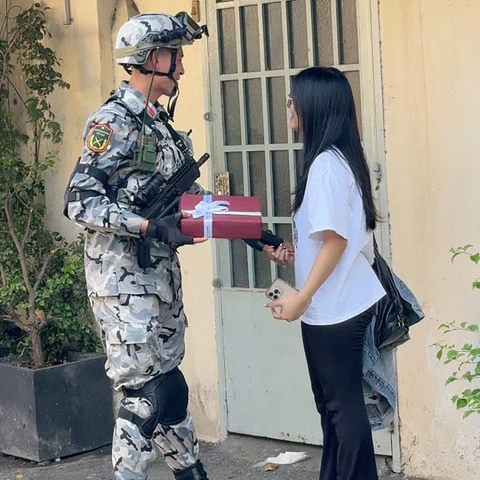 Cô gái tặng hoa và chiến sĩ diễu binh: Vẫn giữ liên lạc, lời hứa hẹn chưa thể nói - Ảnh 2. cô gái tặng hoa - Ảnh 2.