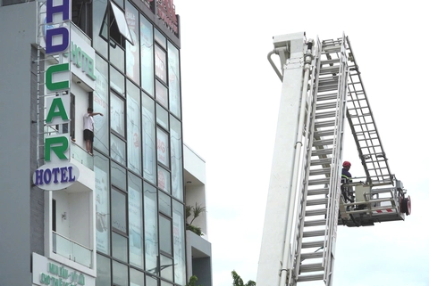 Thanh niên vào khách sạn ở Đà Nẵng đòi nhảy từ tầng 4 rồi xin thuốc lá lực lượng cứu hộ để hút - Ảnh 1.