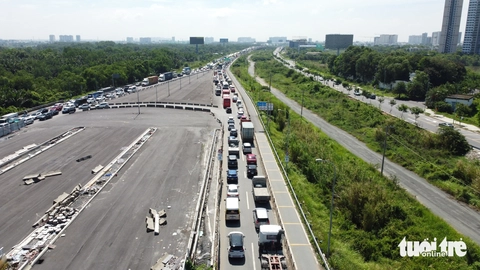Tai nạn trên cao tốc TP.HCM - Long Thành, ùn ứ kéo dài 8km - Ảnh 4.