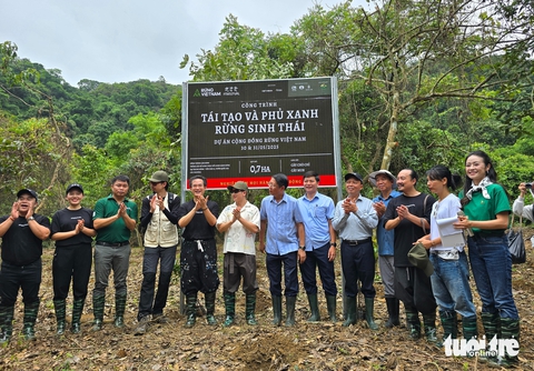 Hà Anh Tuấn, Đen Vâu, Phan Mạnh Quỳnh trồng rừng ở Vườn quốc gia Cúc Phương - Ảnh 6. Hà Anh Tuấn - Ảnh 6.