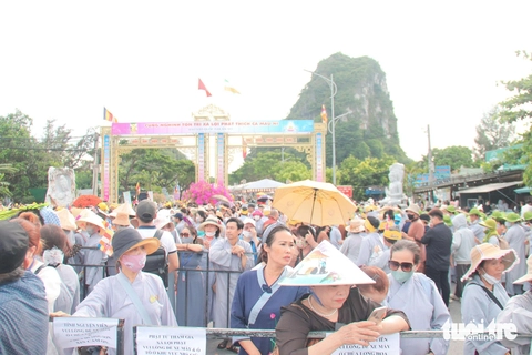 Hàng vạn người dân Đà Nẵng đón đợi chiêm bái xá lợi Phật - Ảnh 5.