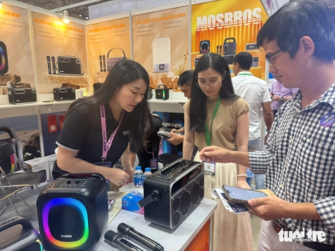 Bất ngờ với đồ chơi công nghệ Trung Quốc ở hội chợ điện tử TP.HCM - Ảnh 2.