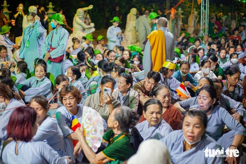 Đà Nẵng: Người dân thức xuyên đêm chiêm bái xá lợi Phật - Ảnh 2. Đà Nẵng: Người dân thức xuyên đêm chiêm bái xá lợi Phật - Ảnh 2.