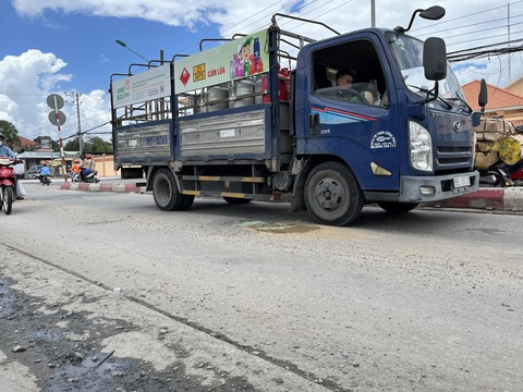 Thót tim khi đi đoạn đường có ‘ổ gà’ ở Cần Thơ - Ảnh 2.