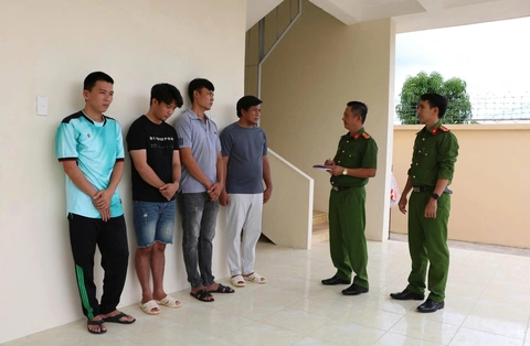 Đánh sập đường dây vận chuyển trái phép máy gặt đập liên hợp từ Campuchia - Ảnh 3.