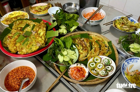 Tết Đoan ngọ, miền Tây rộn ràng rủ nhau đổ bánh xèo, góp món 'ăn online' - Ảnh 2.