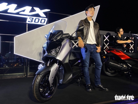 Yamaha XMAX 300 ra mắt Việt Nam: Giá 140 triệu đồng, động cơ 292cc, tiêu thụ 3 lít/100 km, thêm màu mới, có cổng sạc Type C- Ảnh 2. Yamaha XMAX 300 - Ảnh 1.