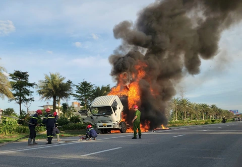 Xe tải cháy dữ dội khi đang lưu thông trên quốc lộ 1 - Ảnh 3.