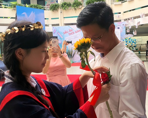 Hiệu trưởng khuyên học sinh cần rèn năng lực thích ứng trong thời đại mới - Ảnh 3.