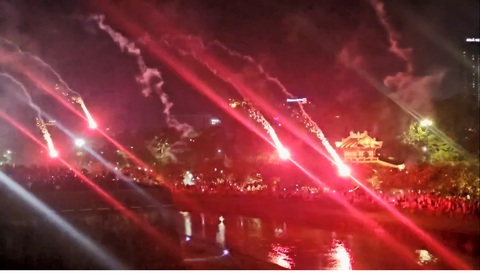 Màn bắn súng thần công ở Huế bị lỗi kỹ thuật, pháo ‘lạc’ rơi vào khu vực du khách - Ảnh 2.