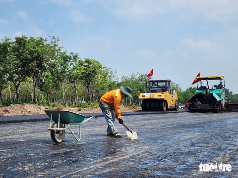 Dự án cao tốc Biên Hòa - Vũng Tàu: Hết lo mặt bằng lại lo chuyện di dời công trình điện, nước - Ảnh 2.