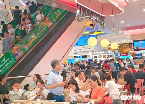 Trung tâm thương mại ở TP.HCM đông nghẹt khách trong kỳ nghỉ lễ - Ảnh 1. nghỉ lễ - Ảnh 1.