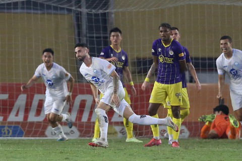 Thắng đậm CLB Hà Nội, Nam Định thẳng tiến đến ngôi vô địch V-League - Ảnh 1.
