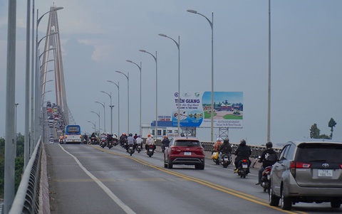 Cầu Rạch Miễu thoát kẹt xe nhờ cảnh sát giao thông điều tiết hợp lý - Ảnh 3.