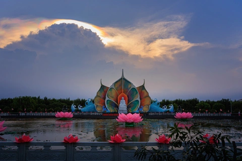 Mây ngũ sắc xuất hiện ở Bình Chánh, nơi tổ chức Vesak 2025 - Ảnh 1. Mây ngũ sắc - Ảnh 1.