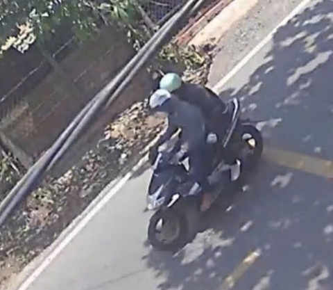 Hai người đập tủ kính, cướp tiệm vàng ở Hóc Môn bị bắt sau 5 giờ lẩn trốn - Ảnh 4.