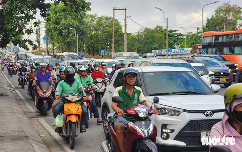 Người dân TP.HCM hối hả đi làm sau lễ, giao thông đường Phạm Văn Đồng, quốc lộ 13 kẹt cứng - Ảnh 3.