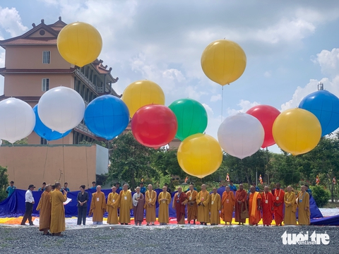 Thượng kỳ lá cờ Phật giáo lớn nhất thế giới tại Đại lễ Vesak 2025 - Ảnh 1. cờ Phật giáo - Ảnh 1.