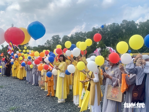 Thượng kỳ lá cờ Phật giáo lớn nhất thế giới tại Đại lễ Vesak 2025 - Ảnh 3. cờ Phật giáo - Ảnh 3.