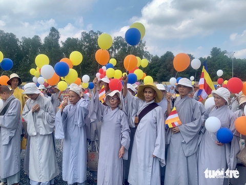 Thượng kỳ lá cờ Phật giáo lớn nhất thế giới tại Đại lễ Vesak 2025 - Ảnh 4. cờ Phật giáo - Ảnh 4.