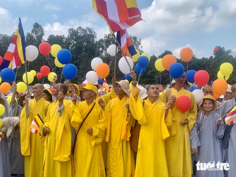 Thượng kỳ lá cờ Phật giáo lớn nhất thế giới tại Đại lễ Vesak 2025 - Ảnh 5. cờ Phật giáo - Ảnh 5.