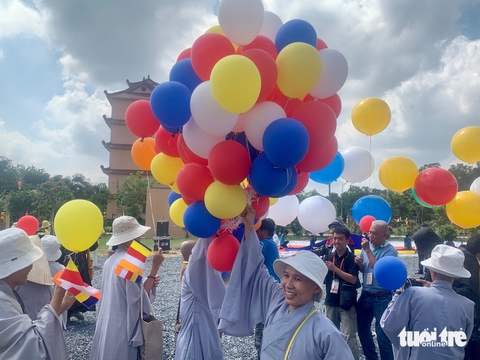 Thượng kỳ lá cờ Phật giáo lớn nhất thế giới tại Đại lễ Vesak 2025 - Ảnh 6. cờ Phật giáo - Ảnh 6.